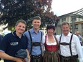 ei der Eröffnungsfeier traditionsgemäß mit Dirndl  und Lederhosen